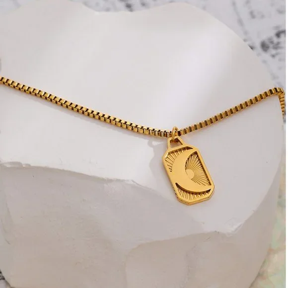 ^NEW 18K Gold Plated Crescent Moon Box Chain Pendant Necklace - Picture 2 of 6